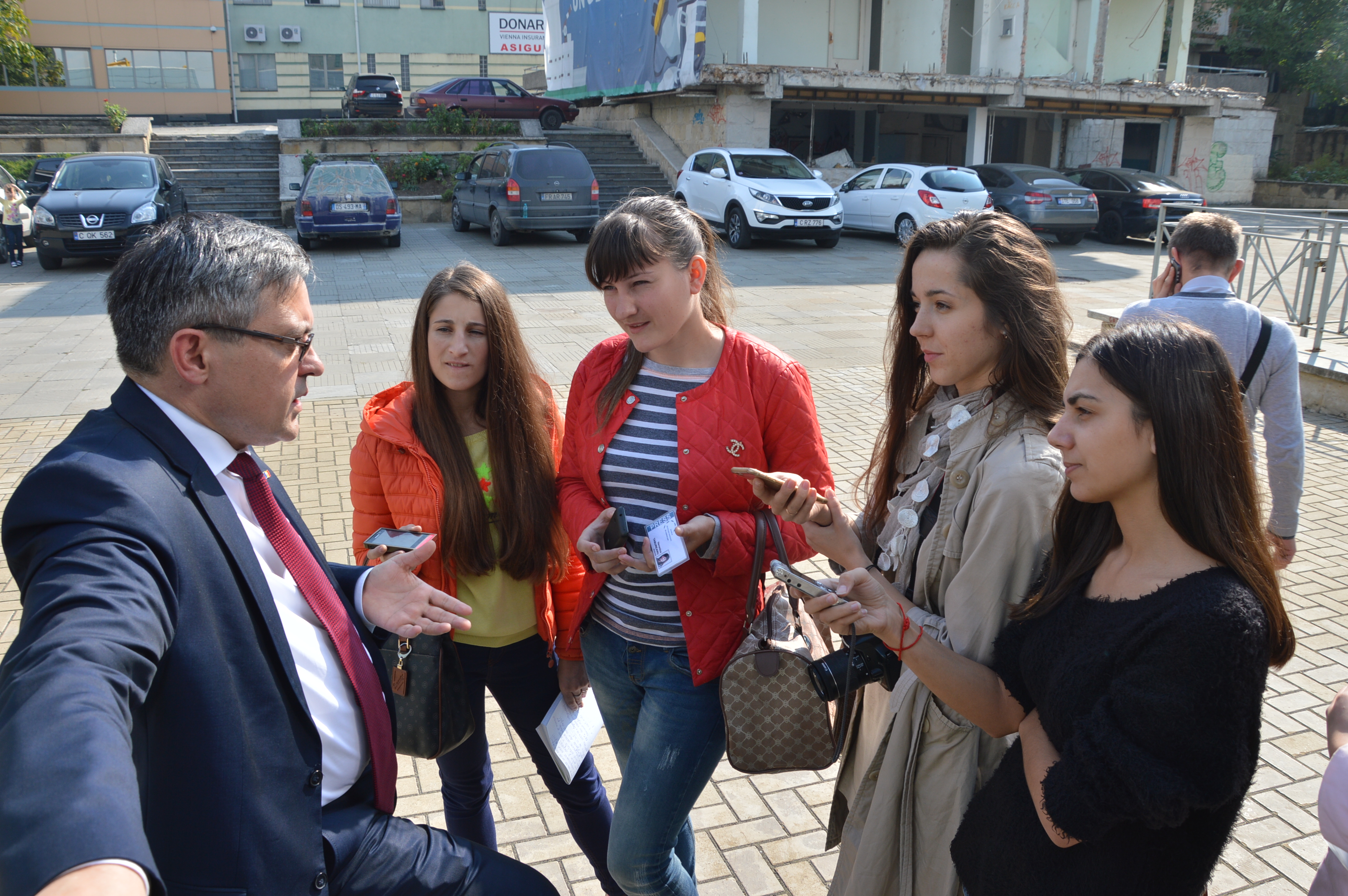 The First Stories Focusing on People: 'Courage and Persistence Exercises' for the Students of the School of Advanced Journalism